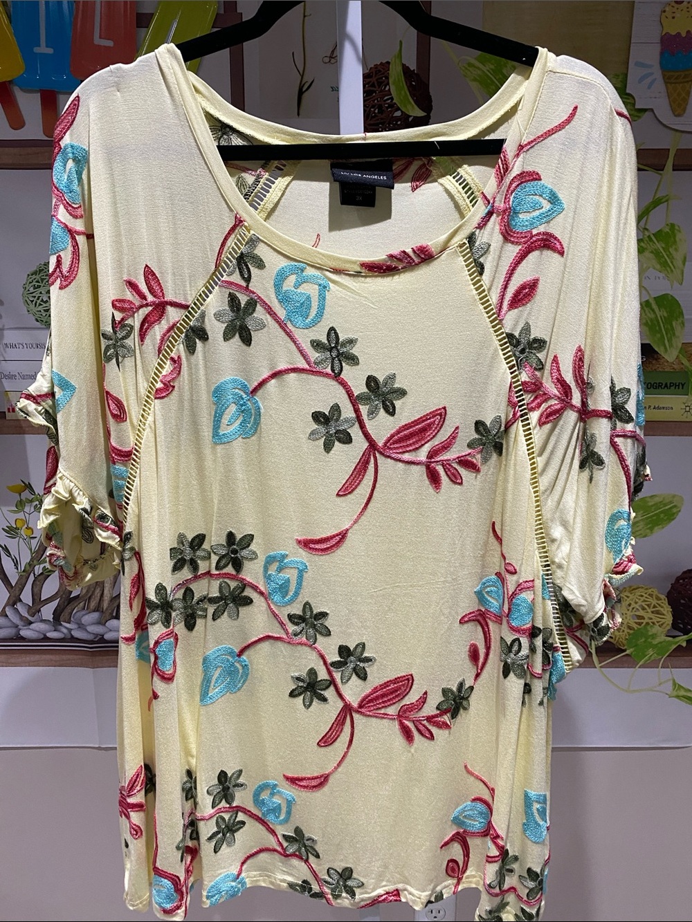 Light Yellow Floral Embroidered Women's Top size 3 X. Ptp is 27